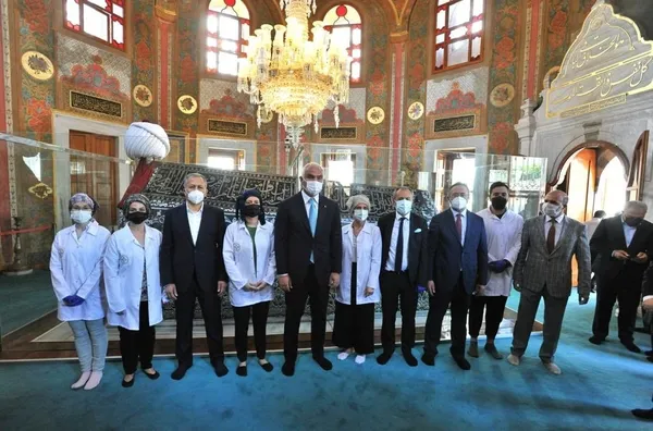 restorasyonu-tamamlanan-kabe-kusagi-fatih-sultan-mehmet-turbesine-serildi-1624967981226.jpg