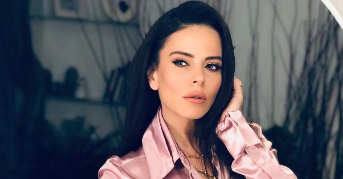 Simge Sağın’ın cesur kıyafeti sosyal medyayı ikiye böldü! Sadece göğüslerini kapattığı üstüyle çok konuşuldu ‘Bu da açıldıkça açıldı’