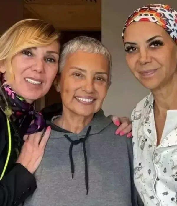 kanser-tedavisi-goren-yesilcam-yildizi-bahar-oztan-ile-oryantal-tanyeli-hastanede-bulustu-ikilinin-pozuna-bege-1697012802593.jpg Kanser tedavisi gören Yeşilçam yıldızı Bahar Öztan ile oryantal Tanyeli hastanede buluştu! İkilinin pozuna beğeni yağdı-5