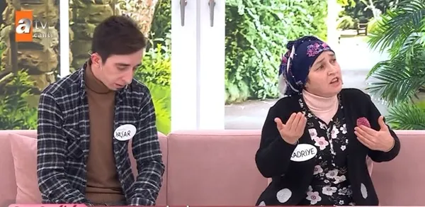 esra-erolda-akilalmaz-olay-caydanligi-yastigi-yorgani-alarak-ortadan-kaybolan-turkan-canli-yayinda-4-ay-hapis-1644338348878.jpg Esra Erol’da akılalmaz olay! Çaydanlığı, yastığı, yorganı alarak ortadan kaybolan Türkan canlı yayında! 4 ay hapis detayı şoke etti-4
