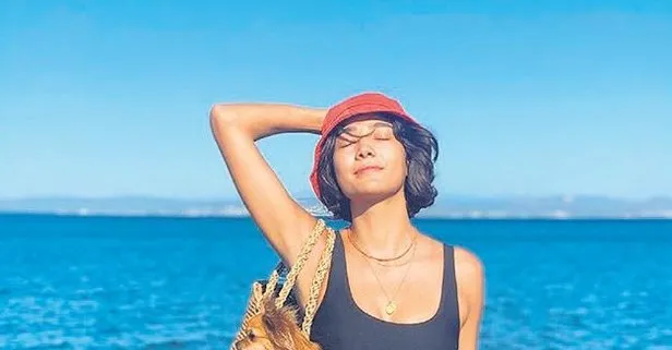Aybüke Pusat köpeğiyle poz verdi