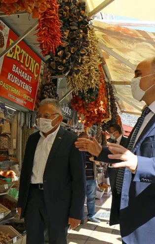 Şaşkınlık yaratan olayı Kayseri Valisi açıkladı: Koronavirüs tedavisi gören kadın 72 saatte 5 düğüne gitti