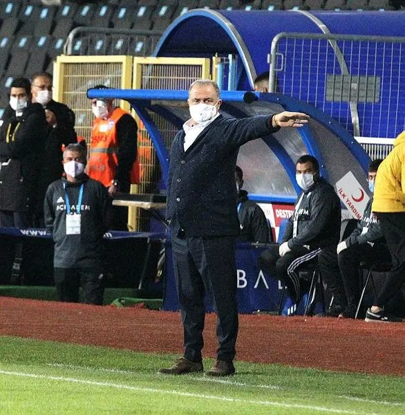 fatih-terim-falcaoya-gosterilen-kirmizi-karta-isyan-etti-1603565166983.jpeg Fatih Terim, Falcao'ya gösterilen kırmızı karta isyan etti!-2