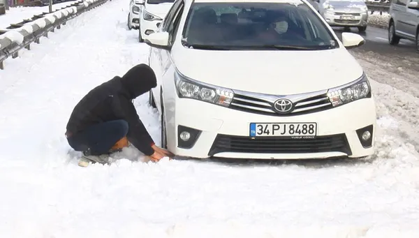 son-dakika-istanbulda-arac-sahiplerinin-yeni-mucadelesi-araclarini-kurtarmak-icin-ellerinde-kureklerle-birakti-1643109609321.jpg SON DAKİKA: İstanbul'da araç sahiplerinin yeni mücadelesi! Araçlarını kurtarmak için ellerinde küreklerle bıraktıkları yerlere döndüler-12