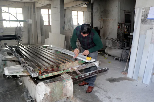 Yaptığı mermer mezarı evinin çatısında sergiliyor-2