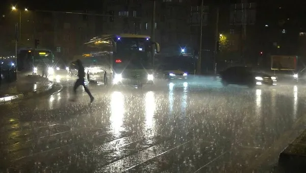 Bartın’da sağanak yağış etkili oldu! Yollar dere yatağına döndü-1