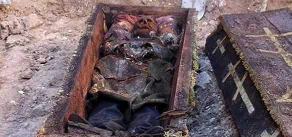 Ardahan'da inşaat alanında yapılan kazı sırasında bulunan özel oda şeklinde düzenlenmiş mezarda Rus işgali döneminde hayatını kaybettiği düşünülen ve üniformasıyla gömülen subayın büyük bölümü çürümemiş cesedine ulaşıldı.
