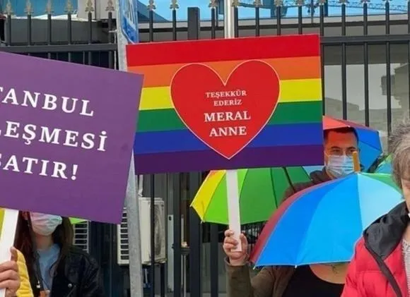 genclerden-lgbt-dayatmasina-tepki-lgbt-dayatmasini-normallestirmek-ve-mesrulastirmak-istiyorlar-1685724067504.jpeg Gençlerden LGBT dayatmasına tepki: Ülkemizi cinsel kimlik siyasetiyle bölmeye çalışıyor başaramayacaklar!-3