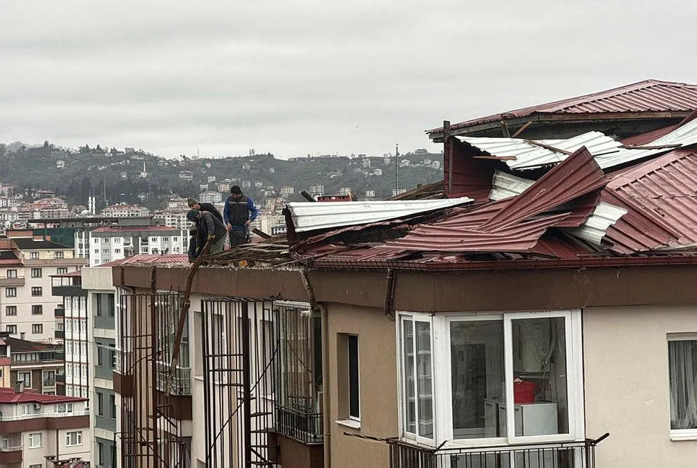 Bir yanda fırtına diğer yanda kar!