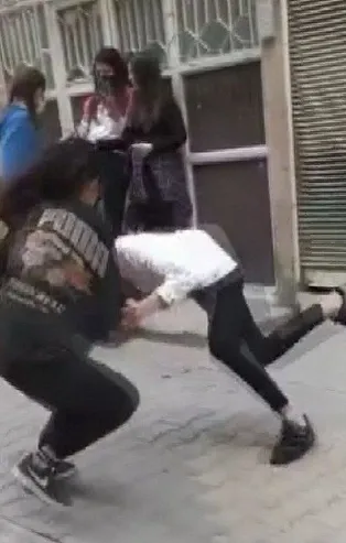 Genç kızların kavgası kamerada! Saçlarından sürükleyip yerden yere vurdu