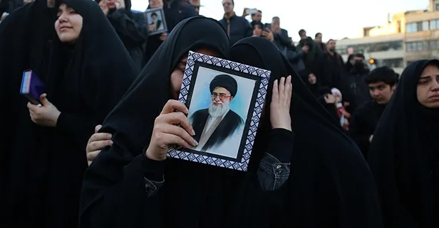 Hamaney'in ölümü sonra İran meydanlara döküldü! Siyah bayrak göndere çekildi | Irak ve Pakistan da karıştı