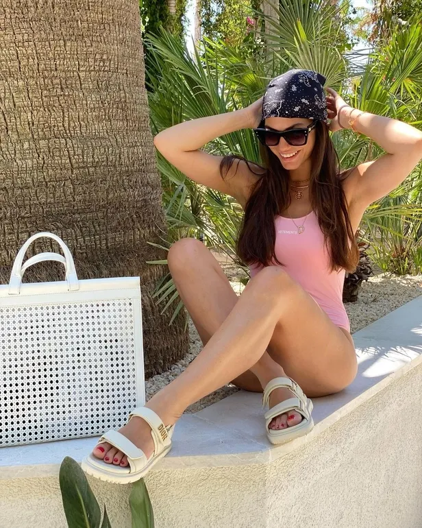 Demet Özdemir mayolu bikinili tatil paylaşımlarıyla akıl aldı durmak bilmiyor! Bakan bir daha bakıyor Demet işin hakkını veriyor-5