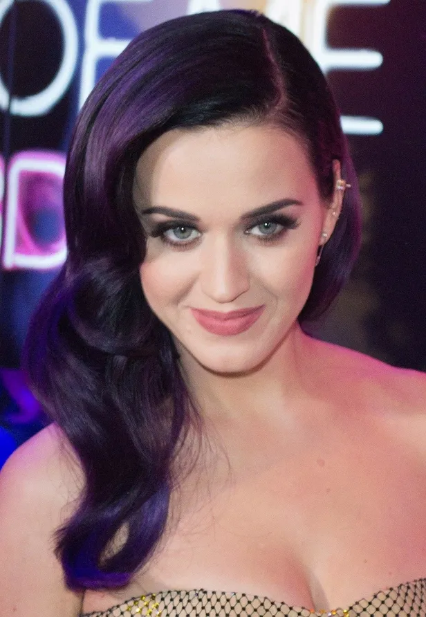 hayranlarindan-kacip-bir-kafeye-giren-katy-perry-garson-tarafindan-azarlandi-1656098679248.jpeg