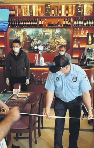 Zabıta normalleşme kapsamında Kovid-19 tedbirlerini elden bırakmadı metreyle ölçüm yaptı