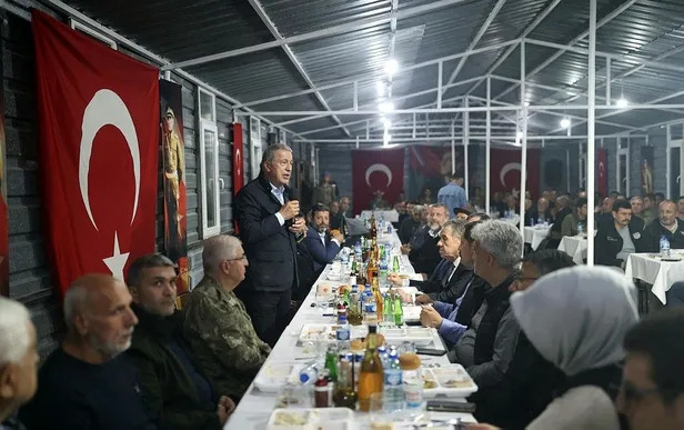 Bakan Akar afet bölgesinde: "Üstesinden gelemeyeceğimiz zorluk yok"-4