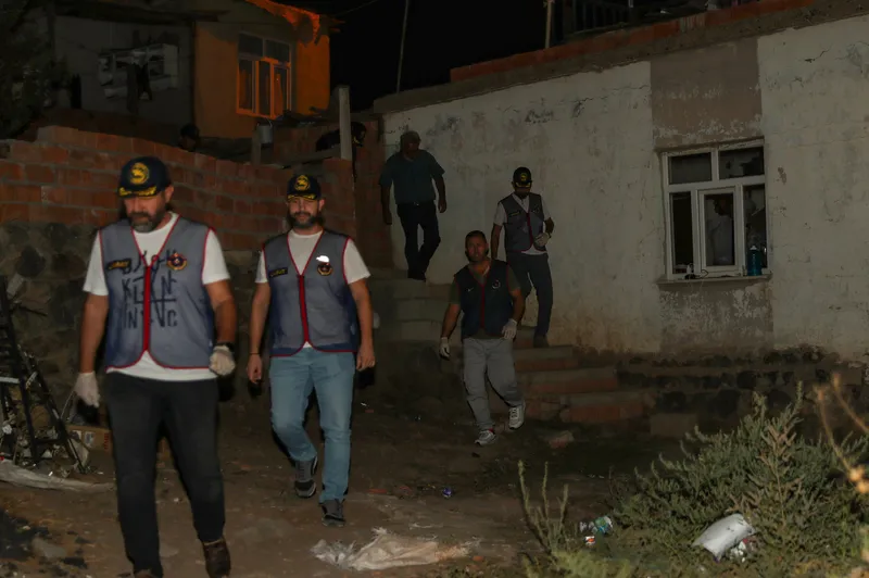 Ekipler Nevzat Bahtiyar'ın evi ve ahırında bir kez daha arama yaptı (Takvim Foto Arşiv)