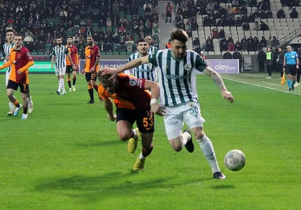 lider-galatasaray-giresunda-da-3-puani-aldi-muthis-seri-10-maca-cikti-1674950243470.jpeg Lider Galatasaray, Giresun'da da 3 puanı aldı! Müthiş seri 10 maça çıktı-6