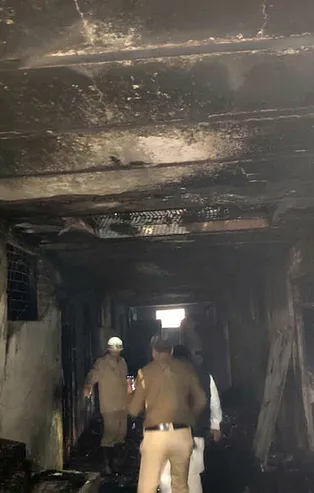 Hindistan'da yangın: 43 ölü, 15 yaralı!