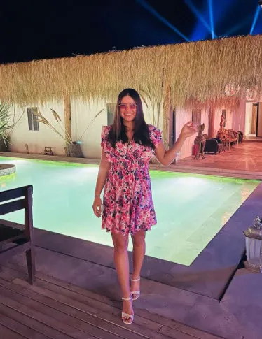 Survivor Ayşe Yüksel açılıp saçılmaya devam ediyor sınırları her geçen gün aşıyor! Mini şortu giydi kalça dekoltesini verdi-8