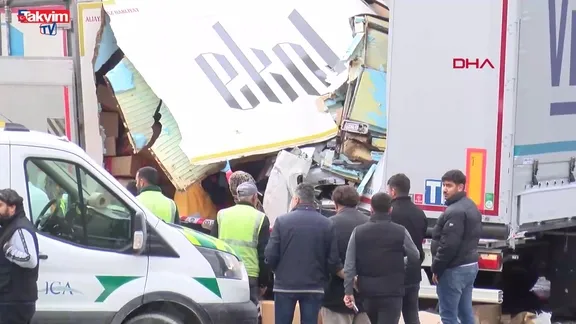Arnavutköy'de kamyon TIR'a çarptı: 1 ölü 1 yaralı