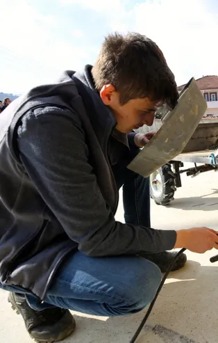 Hurdacıdan parça aldı! 4 vitesli araç yaptı