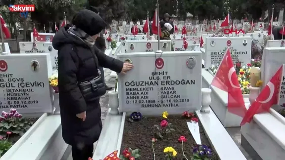 Bayram arifesinde Edirnekapı Şehitliği'nde duygu dolu anlar: "Altı yıldır bize bayram yok"