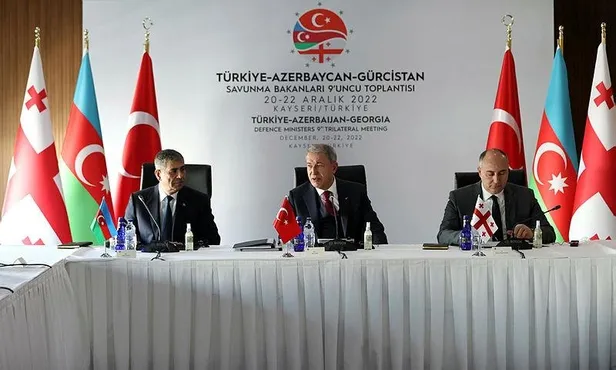 turkiye-gurcistan-azerbaycan-savunma-bakanlari-toplantisi-milli-savunma-bakani-hulusi-akardan-onemli-aciklamal-1671628830530.jpeg Türkiye-Gürcistan-Azerbaycan Savunma Bakanları Toplantısı! Bakan Akar'dan Yunanistan'a uyarı: Hiçbir oldu bittiye müsaade etmedik-3