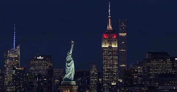 New York'ta Empire State binası Türk bayrağının renklerine büründü