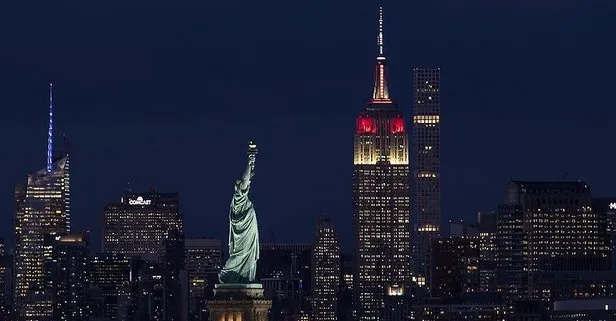 New York’ta Empire State binası Türk bayrağının renklerine büründü