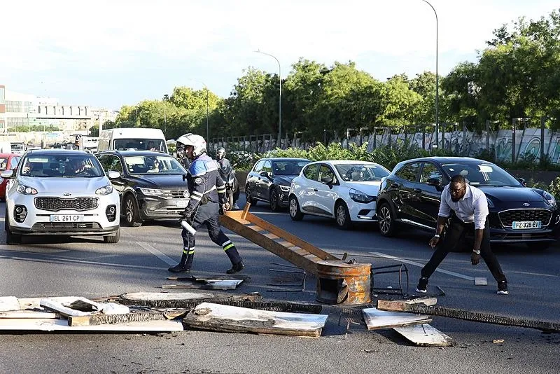 Fransa’da Bayrou’nun bütçe planına karşı protesto hareketi başladı. (AA)