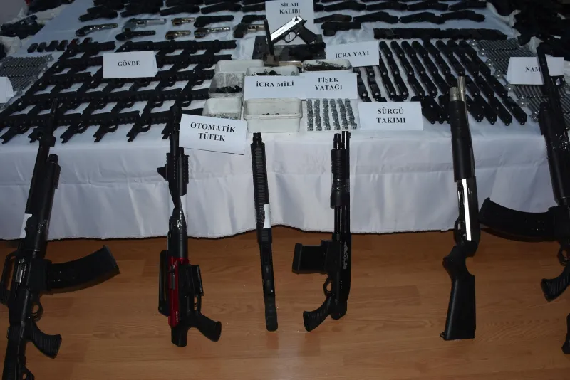 İzmir'de kaçak silah üreten şebekeye operasyon - 8