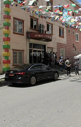 Evlat nöbetindeki aileleri çileden çıkaran olay! HDP'li vekiller makam aracı ile gelince...
