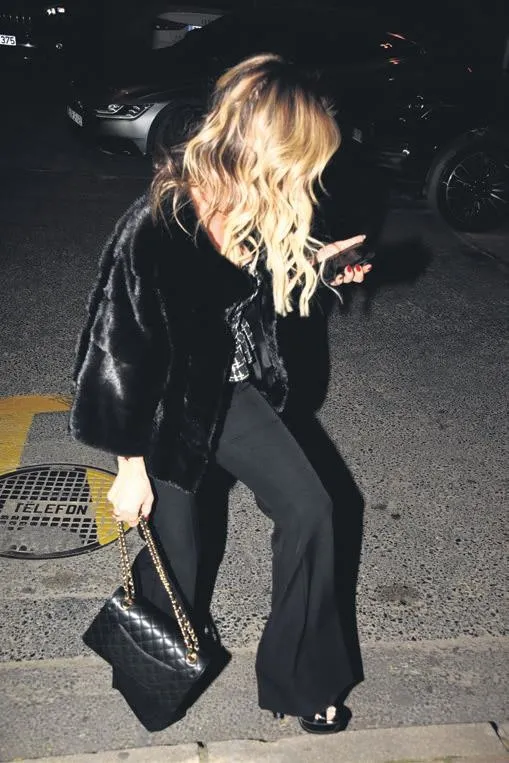 1707689494535.jpeg İş adamı İzzet Antebi çapkınlık turunda yakalandı! Yanındaki gizemli kadına talimat: "Saçlarınla yüzünü kapat aşkım"-2