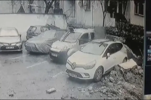 Son dakika: Üsküdar'da istinat duvarının çökme anı güvenlik kamerasına yansıdı