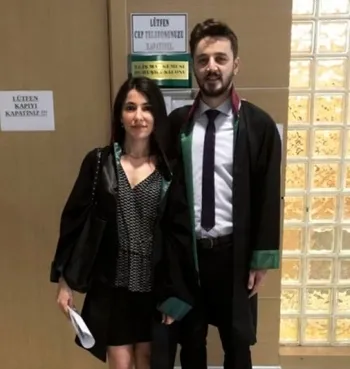 Hakim eteğine müdahale etmişti! Avukat Tuğçe Çetin aynı kıyafetlerle adliyeye geldi-1