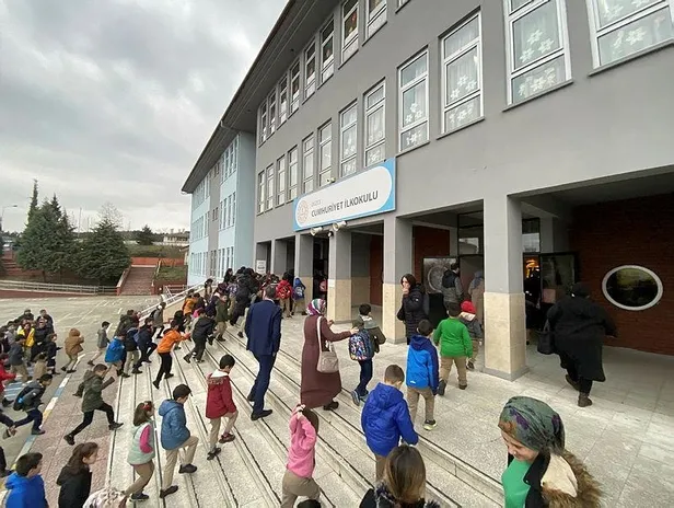 Asrın felaketi sonrası 71 ilde öğrenciler ders başı yaptı! Deprem bölgesinde okullar ne zaman başlayacak?-3