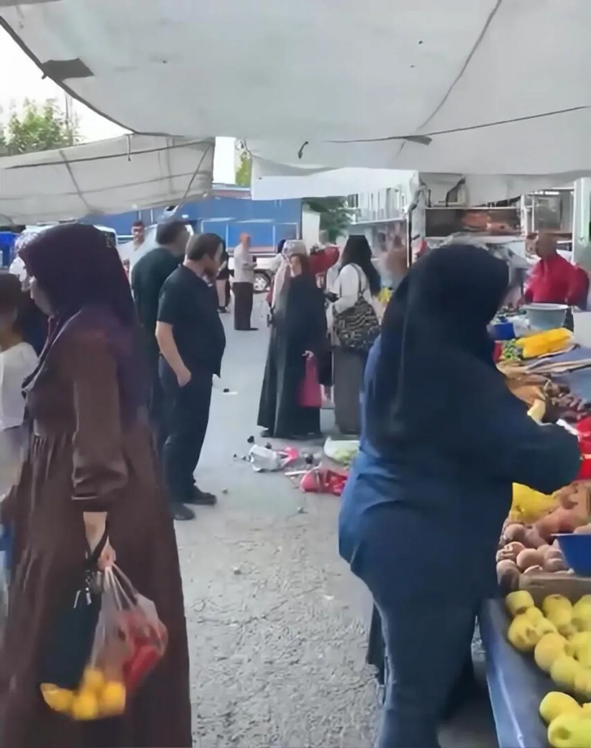 1785662191621.jpeg Beyoğlu'nda pazarda kanlı kavga: Tartıştığı müşteriyi başından yaralayan pazarcı tutuklandı-5
