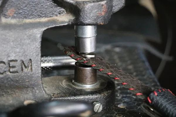 afyonkarahisarin-cay-ilcesinde-29-yildir-ayakkabi-tamiri-ve-kilif-imalati-yapan-husamettin-gungorun-15-metrekarelik-dukkanina-devlet-bile-sasirdi-1607672362878.jpg Afyonkarahisar'ın Çay ilçesinde 29 yıldır ayakkabı tamiri ve kılıf imalatı yapan Hüsamettin Güngör'ün 1,5 metrekarelik dükkanına devlet bile şaşırdı-8