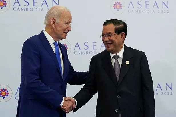 abd-baskani-joe-biden-yeni-bir-gafa-imza-atti-asean-zirvesinde-yaptigi-konusmada-ev-sahibi-ulke-kambocya-ile-k-1668283670626.jpeg