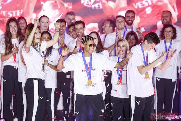 Filenin Sultanları, Avrupa şampiyonluğunu doyasıya kutladı! Vargas "Malatya bulunmaz eşin" türküsüne eşlik etti - 22