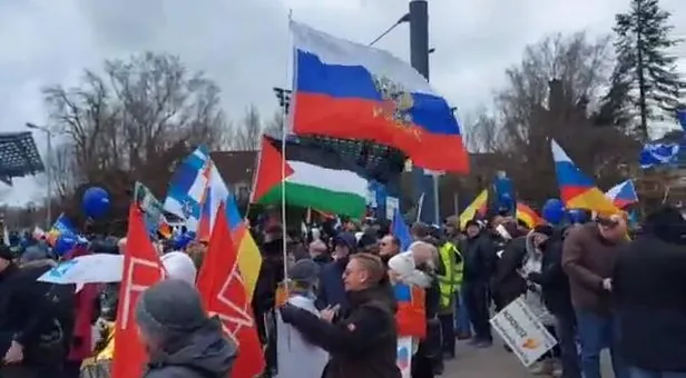 abdnin-almanyadaki-hava-ussunde-protesto-binlerce-kisi-amerikali-evine-git-slogani-atti-1677443450637.jpeg ABD'nin Almanya'daki hava üssünde protesto! Binlerce kişi "Amerikalı evine git" sloganı attı-4