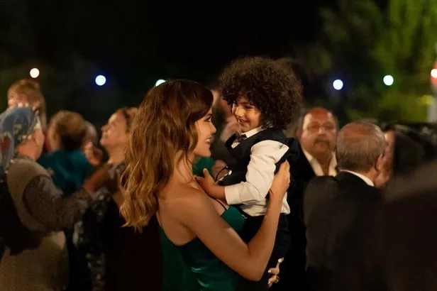 bir-zamanlar-cukurovaya-kerem-alisik-damga-vurdu-1655297122946.jpg Finalde Demir Yaman ve Fekeli sürprizi! Bir Zamanlar Çukurova'ya Kerem Alışık ile Murat Ünalmış damga vurdu! Züleyha'nın ağzı kulaklarında-4