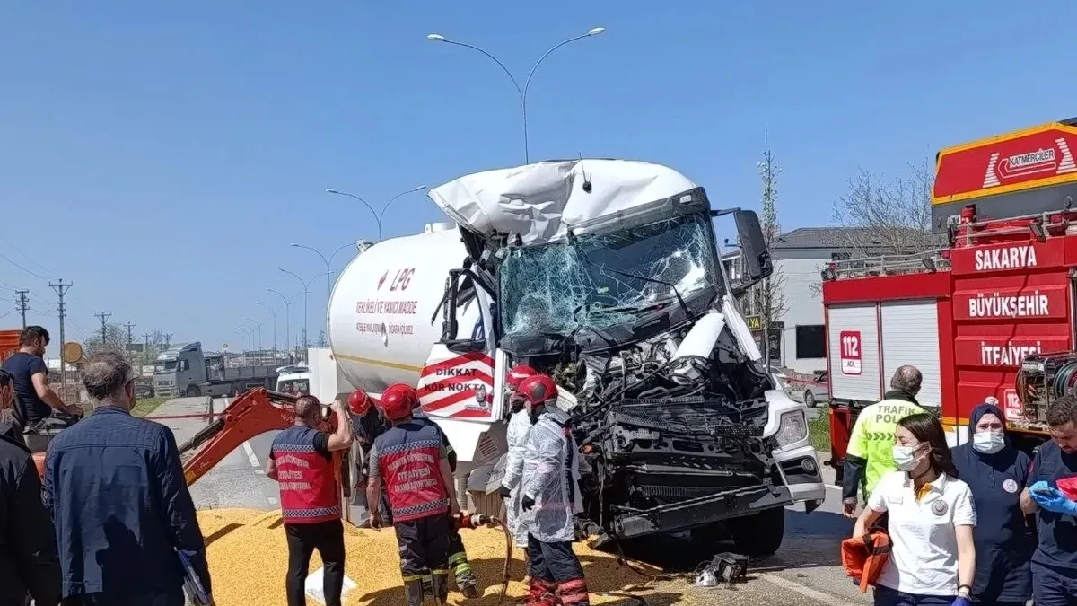 Sakarya'da LPG tankeri tahıl yüklü tıra çarptı! Bir kişi sıkışarak can verdi, diğeri ise ağır yaralı! Feci kazanın görüntüleri...