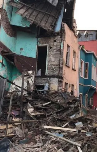 Balat'ta 4 katlı binada çökme
