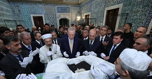 Eldiveni taktı bizzat kendi açtı! Başkan Recep Tayyip Erdoğan Hırka-i Şerif’i ziyaret etti