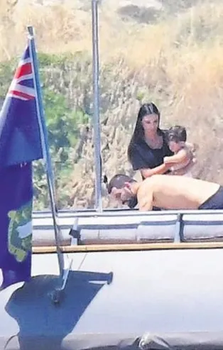 Arda Turan eşi Aslıhan Doğan ve minik oğlu Hamza Arda'yla deniz keyfi yaptı