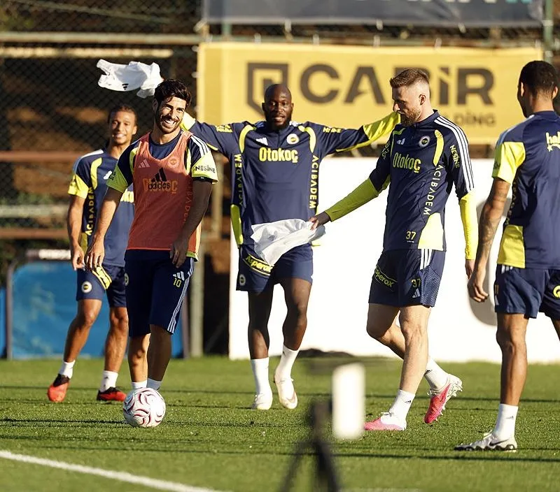 fenerbahce-eyupspor-karsisinda-cikis-ariyor-1789890361781.jpeg İsmail Kartal'dan orta saha sürprizi! Eyüp maçında yıldız isim kulübede olacak-8