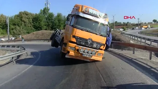 Virajda kontrolden çıkan TIR yola devrildi! Yer: İstanbul