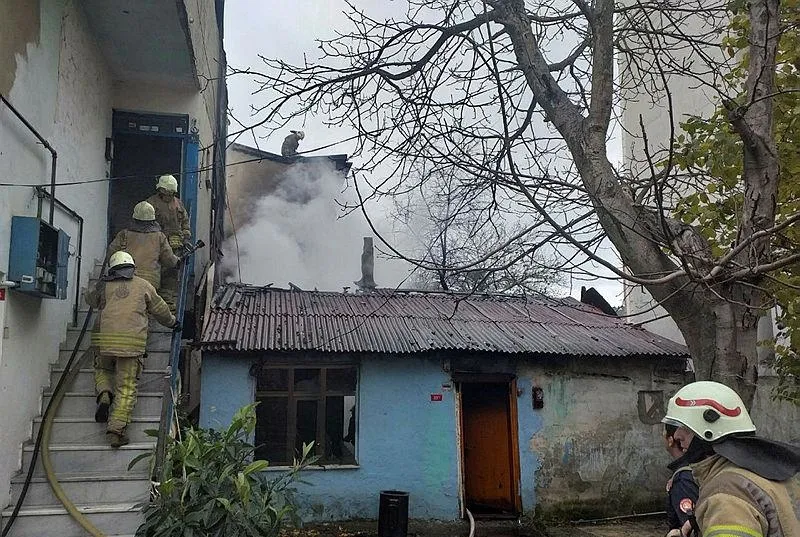 Eşiyle kavga etti evi ateşe verdi