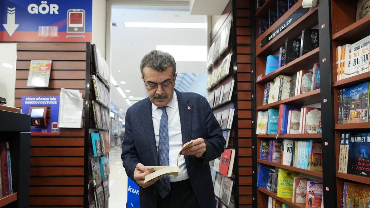 Yusuf Tekin'den CHP'li Özel'e boykot tepkisi! D&R'ı ziyaret etti: "Millet faşizan siyasetinize kendi emeğini yem etmeyecektir"